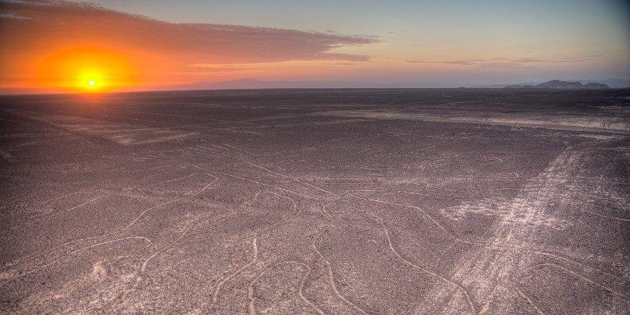 L’altopiano desertico di Nazca al tramonto